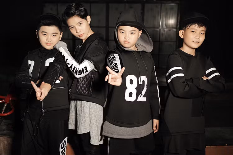 Năm 2017 có thể được xem là một năm Vũ Cát Tường hoạt động không ngừng nghỉ. Giọng ca “Vết mưa” ngồi ghế nóng The Voice Kids 2017 và đều đặn ra mắt sản phẩm âm nhạc.