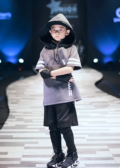 Ngoài team Vũ Cát Tường, đêm bế mạc của Tuần lễ thời trang trẻ em Việt Nam còn có sự tham gia của Duy Anh - con trai diễn viên Thân Thúy Hà.