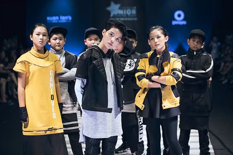 Sự xuất hiện của ca sĩ kiêm nhạc sĩ Vũ Cát Tường cùng 9 học trò cưng đã gây náo loạn sàn catwalk của sự kiện thời trang.