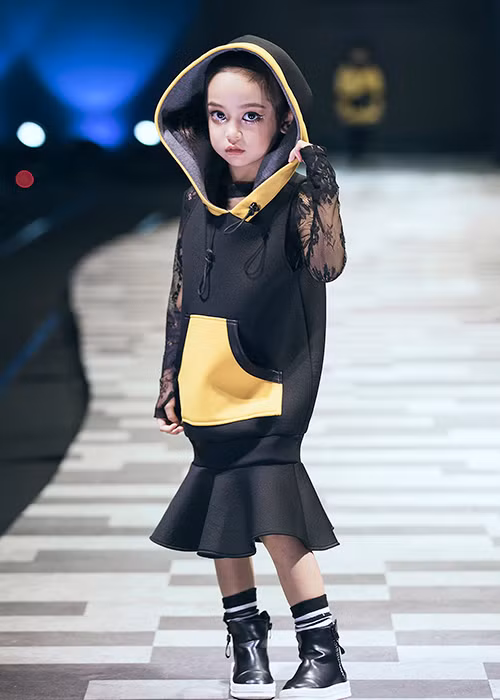 Diễn viên nhí hot nhất màn ảnh nhỏ Việt - Chu Diệp Anh cũng xuất hiện tại sự kiện với vai trò người mẫu nhí.