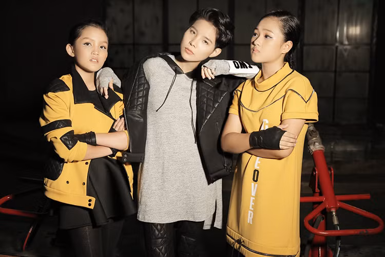 Ở hậu trường, huấn luyện viên The Voice Kids 2017 luôn thân thiết bên các học trò cưng của mình.