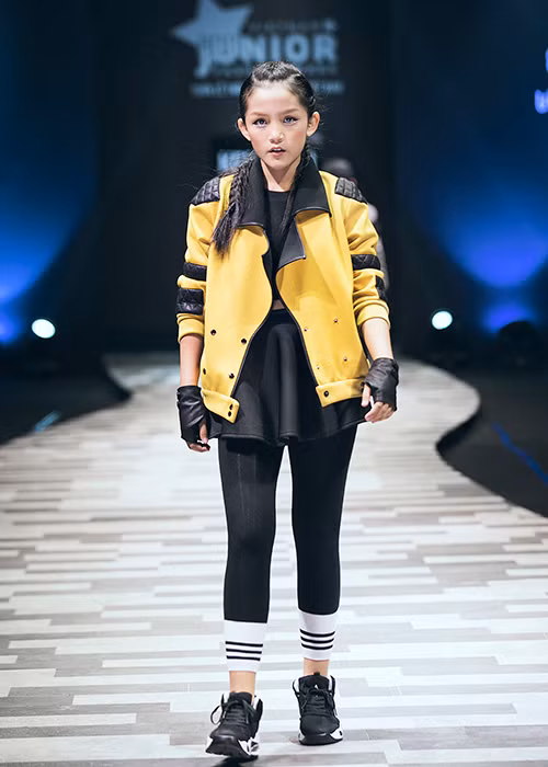 9 thí sinh The Voice Kids trình diễn catwalk cùng Vũ Cát Tường gồm: Đinh Tâm, Phương Anh, Thanh Thy, Hải Bình, Tiến Dũng, Anh Đức, Phi Khanh, Quốc Hưng và Minh Nguyên.