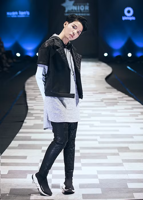 Vu Cat Tuong cung tro cung gay "nao loan" san catwalk