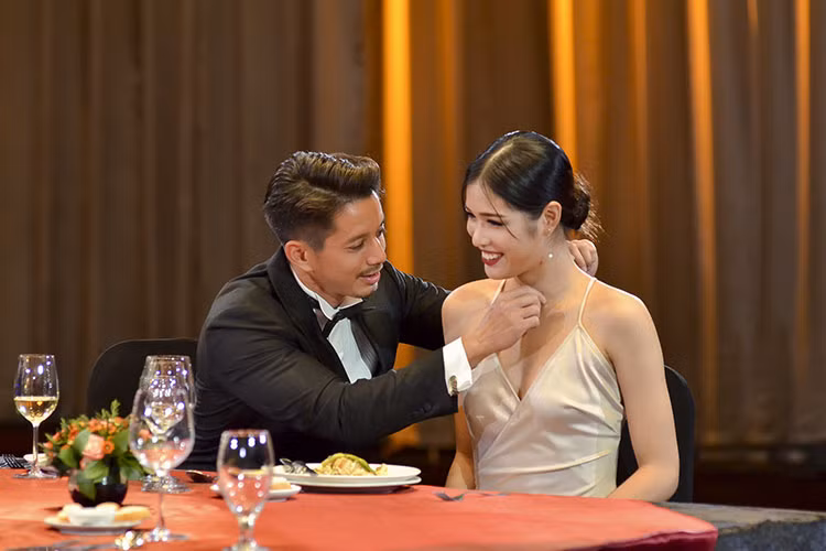 Thí sinh Mai Anh bị nhận xét không nên quá thân thiện với người lạ. Tuy nhiên, khi bị cô phục vụ bất ngờ làm đổ rượu vào người, Mai Anh đã xử lý tình huống tốt.