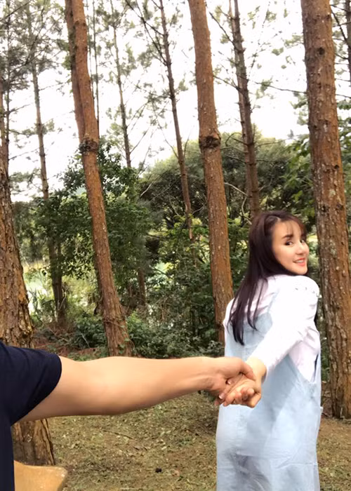 Mối quan hệ giữa Vy Oanh và doanh nhân Thiện Lê vốn rất mặn nồng. Trên trang cá nhân, giọng ca “Đồng xanh” không ít lần chia sẻ những khoảnh khắc ngọt ngào của cô bên ông xã. Ảnh: FBNV