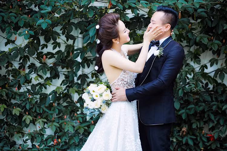 Vy Oanh đăng tải hình ảnh tình tứ bên ông xã doanh nhân khi chụp ảnh cưới kèm dòng chú thích: “Nhân duyên đúng do trời định! Em luôn tự hào và hãnh diện về anh!". Ảnh: FBNV