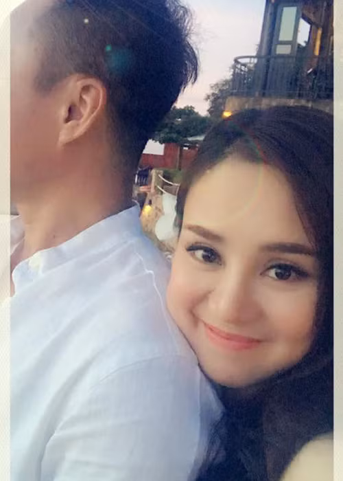 Vy Oanh tình cảm tựa đầu vào vai ông xã. Hiện tại, cả hai đã có với nhau 2 nhóc tì xinh xắn: 1 trai, 1 gái. Ảnh: FBNV