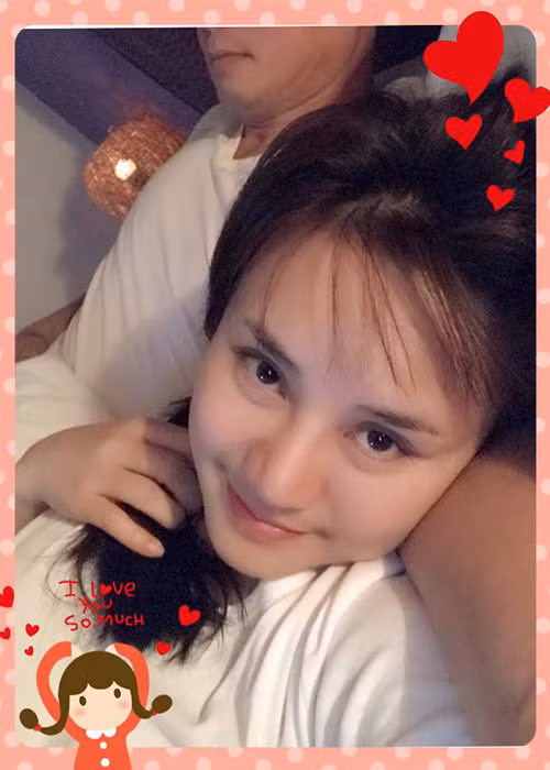 Chồng Vy Oanh vốn rất chiều vợ từ đích thân vào bếp nấu ăn cho vợ con đến tặng những món đồ hiệu cho vợ. Ảnh: FBNV