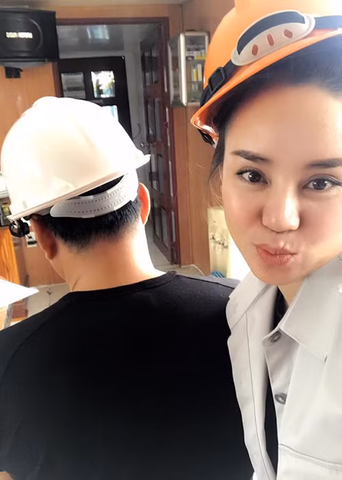 Sau khi công khai hình ảnh và danh tính chồng đại gia, Vy Oanh hạnh phúc chia sẻ: “Hiện tại thì 2 đứa em ở bên nhau hoài không biết chán”. Ảnh: FBNV