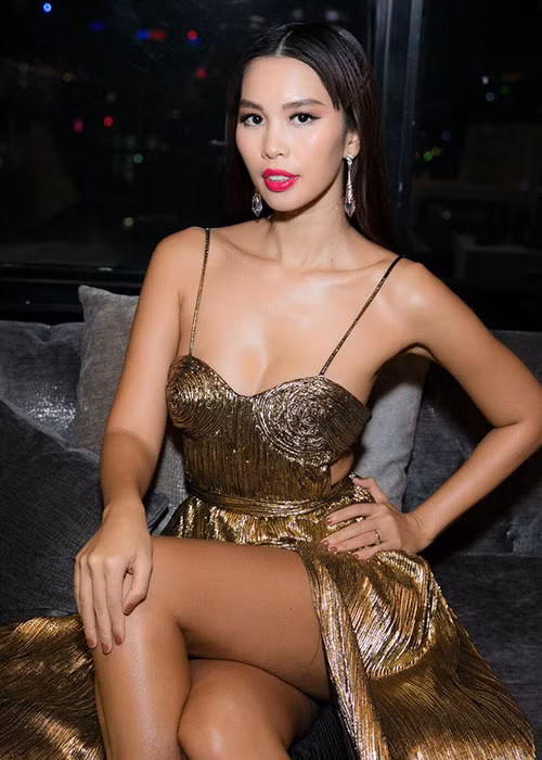 Siêu mẫu Hà Anh diện trang phục gợi cảm làm MC cho một sự kiện.
