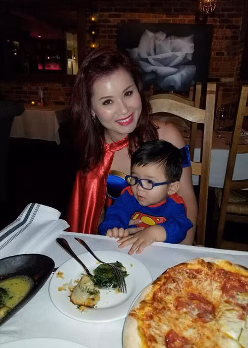 Bà xã Đan Trường đưa con trai Thiên Từ đi dự tiệc là một trong những tin tức sao Việt trong ngày 28/10.