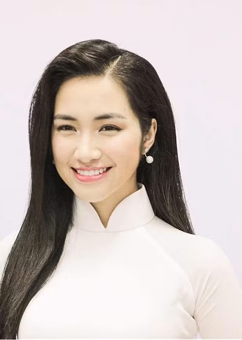 Hòa Minzy liệt kê những ưu điểm của mình như tự lập, chăm chỉ, biết nấu ăn, thích dọn dẹp, thủy chung. “Một đứa con gái như mình quá xứng đáng tìm được một người đàn ông thật tốt đẹp ở bên cạnh nhỉ, đúng không các bạn”, cô chia sẻ.