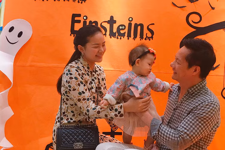 Vợ chồng Phan Như Thảo - Đức An đưa con gái đi chơi.