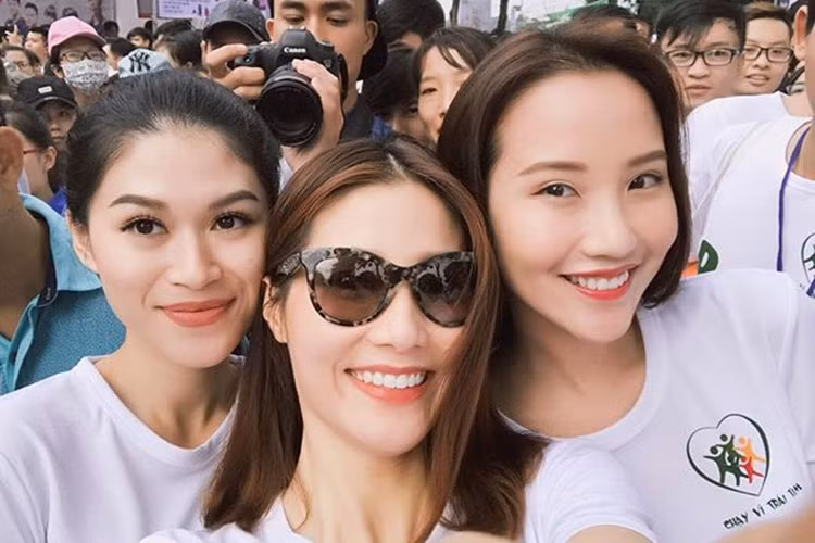 Xuân Thảo có mối quan hệ thân thiết với không ít sao Việt trong làng giải trí như Ngọc Thanh Tâm, Phạm Hương, Isaac...