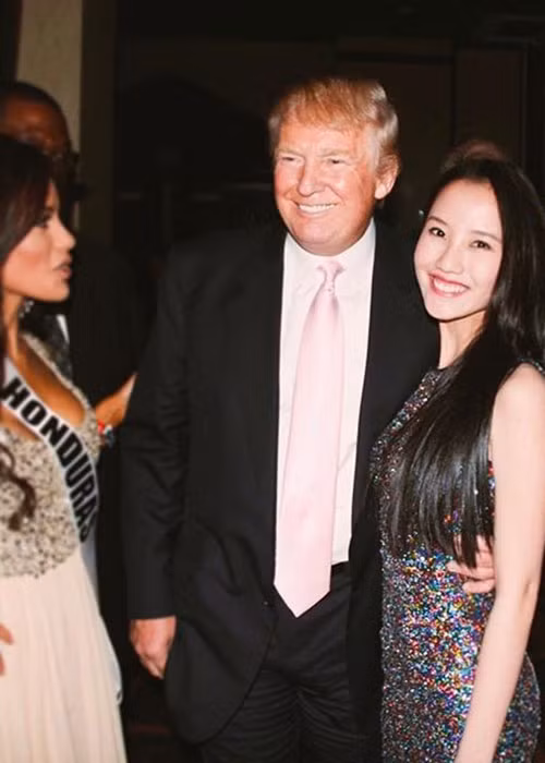 Xuân Thảo thường theo chân mẹ xuất hiện ở hậu trường các cuộc thi hoa hậu. Trong ảnh, cô chụp ảnh cùng ông Donald Trump tại cuộc thi Hoa hậu Hoàn vũ Thế giới 2012.