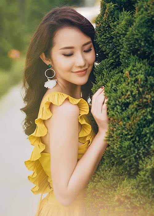 Ngoài làm việc tại trường của mẹ, Xuân Thảo còn là một blogger làm đẹp và trang điểm nổi tiếng với một kênh Youtube riêng.