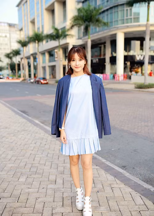 Người đẹp sinh năm 1993 khéo tôn vóc dáng trong một set đồ gồm: váy ngắn dáng xuông trên đùi, chiếc áo khoác gam màu lạnh và giầy cao gót tông màu trắng. Ảnh: Vietnamnet