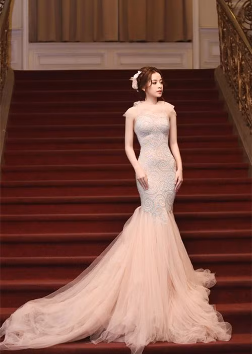 Người đẹp sinh năm 1993 đầy nữ tính khi chọn mặc váy đuôi cá tông màu pastel nhẹ nhàng, ngọt ngào. Ảnh: Thế giới trẻ