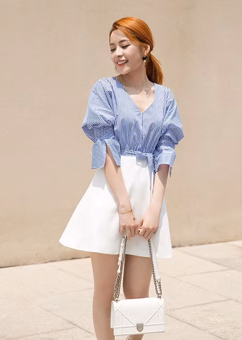 Chi Pu chọn mặc váy chữ A lưng cao tôn lên vòng eo thon gọn, “ăn gian” chiều cao. Cô còn tinh tế kết hợp màu trắng và xanh da trời. Ảnh: Herworld Việt Nam