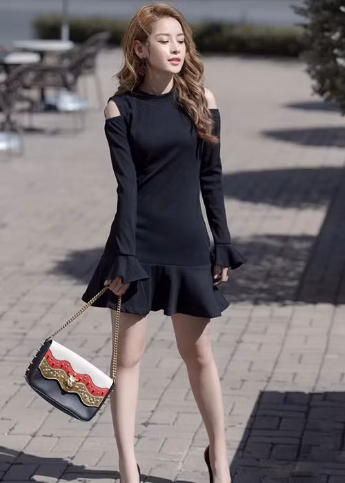 Không chỉ tỏa sáng trên thảm đỏ, nữ diễn viên gốc Hà thành còn được đánh giá cao về gu thời trang khi xuống phố. Trong ảnh, diện đầm khoét vai và chân váy xoè, Chi Pu đầy thanh lịch, nữ tính. Ảnh: Zing