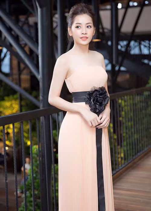 Chi Pu khoe bờ vai trần nuột nà cùng làn da trắng mịn trong mẫu váy quây dáng maxi tông màu pastel. Ảnh: Dân Việt