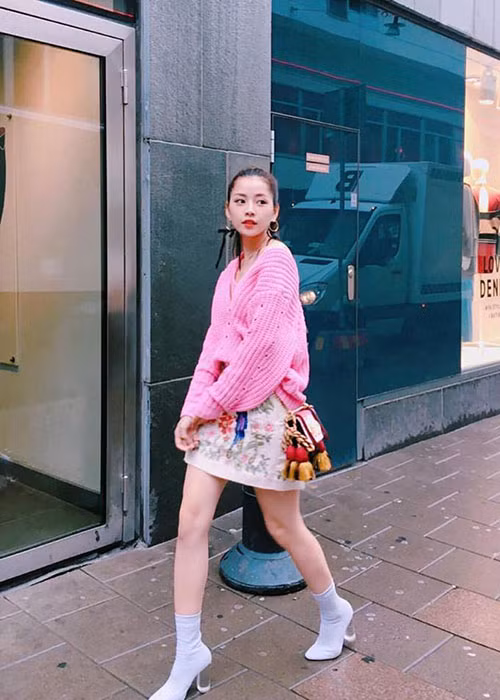 Chi Pu phối áo len trễ vai kết hợp chân váy, boots cao gót trong suốt. Set đồ giúp cô nổi bật khi xuất hiện trên phố. Ảnh: Vietnamnet