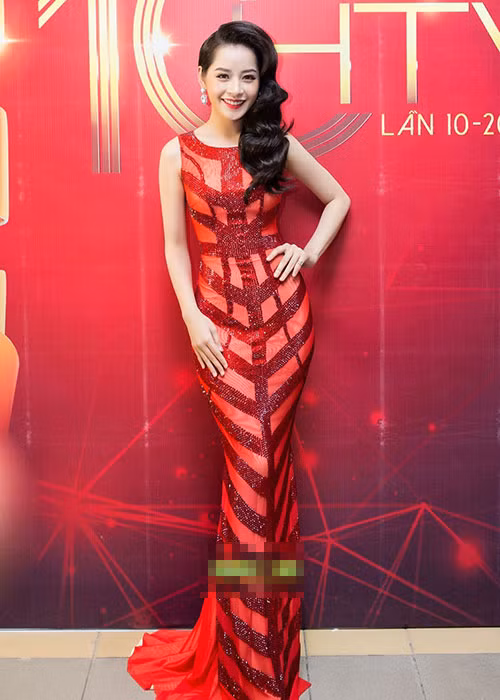Nữ diễn viên phim “5S Online” khoe làn da trắng khi diện váy tông màu đỏ xuyên thấu tôn lên vẻ quyến rũ. Ảnh: VOV