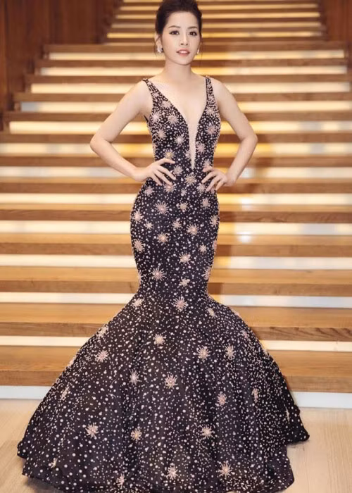 Chi Pu sang trọng, quyến rũ khi khoác lên mình bộ đầm đuôi cá cầu kỳ xẻ sâu phần ngực, ôm sát cơ thể. Ảnh: Saostar