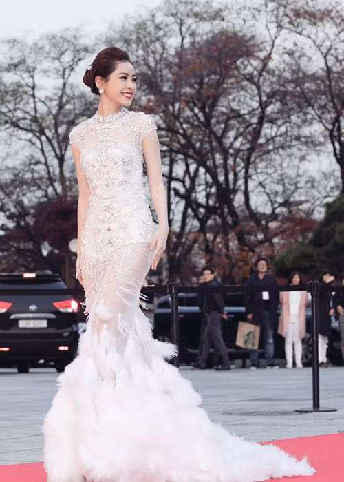 Xuất hiện trên thảm đỏ của một sự kiện ở Hàn Quốc, Chi Pu hút mọi ánh nhìn trong bộ đầm trắng kết hợp lông vũ ở chân váy. Ảnh: Tiền Phong