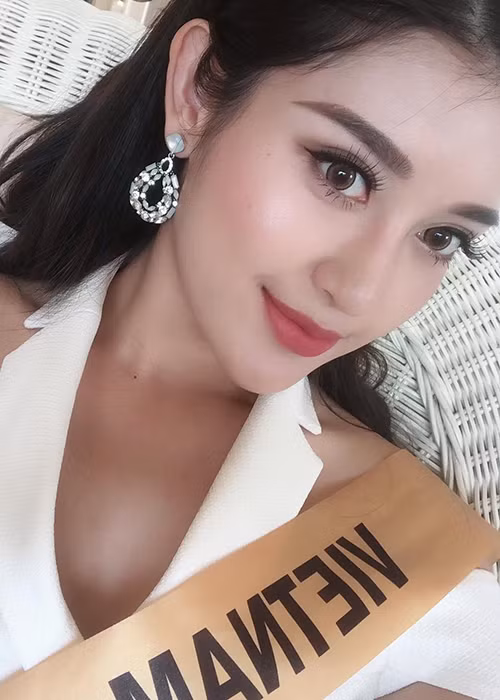 Huyền My khoe thần thái rạng rỡ chuẩn bị bước vào phần thi phỏng vấn tại Hoa hậu Hòa bình Thế giới 2017.