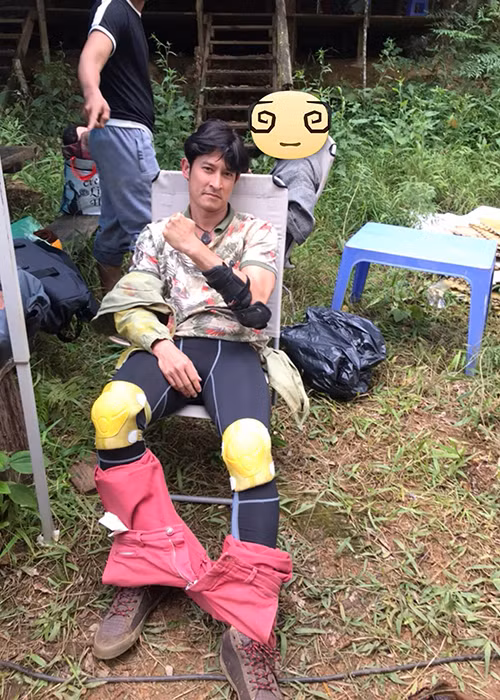 Huy Khánh sử dụng đồ bảo hộ để thực hiện một cảnh quay nguy hiểm cho bộ phim mới.