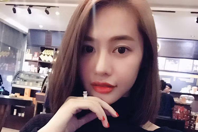 Linh Chi liên tục chia sẻ status đầy lạc quan sau khi tuyên bố tạm chia tay Lâm Vinh Hải. “Mình yêu cuộc sống hiện tại của mình. Mọi thứ thật nhẹ nhàng và êm đềm”, cô viết.