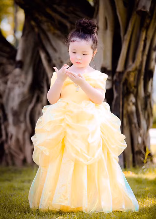 Con gái hot girl Elly Trần hóa thân thành công chúa Bella.