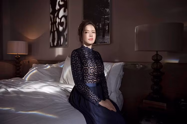 Lý Nhã Kỳ chia sẻ: “Tại sao bạn cứ giấu nỗi buồn vào trong mình, tại sao bạn cứ chôn giọt nước mắt vào trong tim, tại sao bạn cứ phải nhận thiệt thòi và hy sinh cho người khác, rồi bạn luôn phải cố gắng tự tìm những vệt ánh nắng xen vào những góc khuất của bóng tối để sưởi ấm mình”.