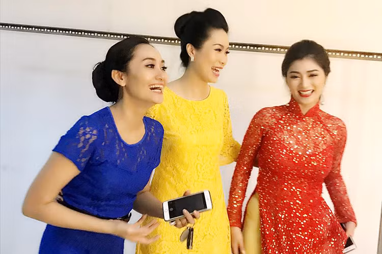 3 nữ diễn viên xinh đẹp Trịnh Kim Chi, Hạnh Thúy và Thanh Trúc vui vẻ bên nhau trong buổi chụp ảnh.