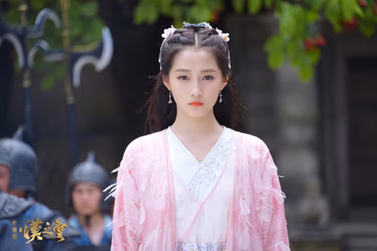 Thông minh, xinh đẹp, tài năng, Quan Hiểu Đồng được truyền thông xứ Trung mệnh danh là em gái quốc dân. Ảnh: Ifeng