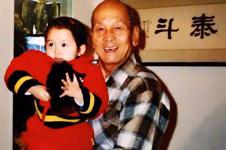 Ông nội của Quan Hiểu Đồng là Quan Học Tăng - người đã sáng lập ra nghệ thuật Cầm thư ở Bắc Kinh. Ảnh: Ifeng