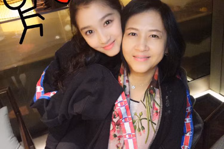 Năm 8 tuổi, Quan Hiểu Đồng trở thành diễn viên nhí được khán giả yêu thích với vai diễn Khuynh Thành trong bộ phim điện ảnh “Vô cực” của đạo diễn Trần Khải Ca. Ảnh: Sina