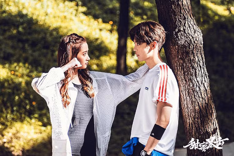 Quan Hiểu Đồng và Luhan cùng tham gia bộ phim "Cú đấm ngọt ngào" vào tháng 6 vừa qua. Nhiều người cho rằng cả hai có lẽ đã nảy sinh tình cảm trên phim trường. Ảnh: Sina