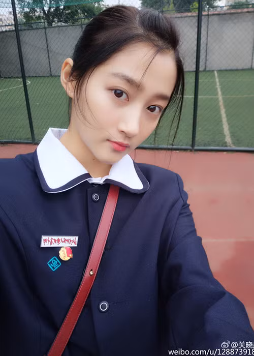 Nổi tiếng từ nhỏ nhưng bạn gái của Luhan không mắc bệnh ngôi sao. Ở trường học, cô luôn thân thiện với bạn bè. Ảnh: Sina