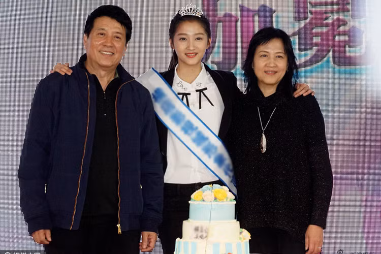 Sự nghiệp diễn xuất của Quan Hiểu Đồng ngày càng thành công. Cho đến nay, cô có kinh nghiệm đóng hơn 100 bộ phim. Trong ảnh, Quan Hiểu Đồng tươi rói bên bố mẹ. Ảnh: Sina