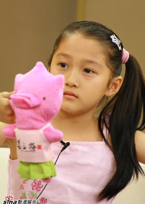 Bố mẹ của Quan Hiểu Đồng cũng là nghệ sĩ. Mẹ của cô là diễn viên kịch nói Lý Quân còn bố của cô là nghệ sĩ sân khấu Quan Thiếu Tăng. Ảnh: Sina