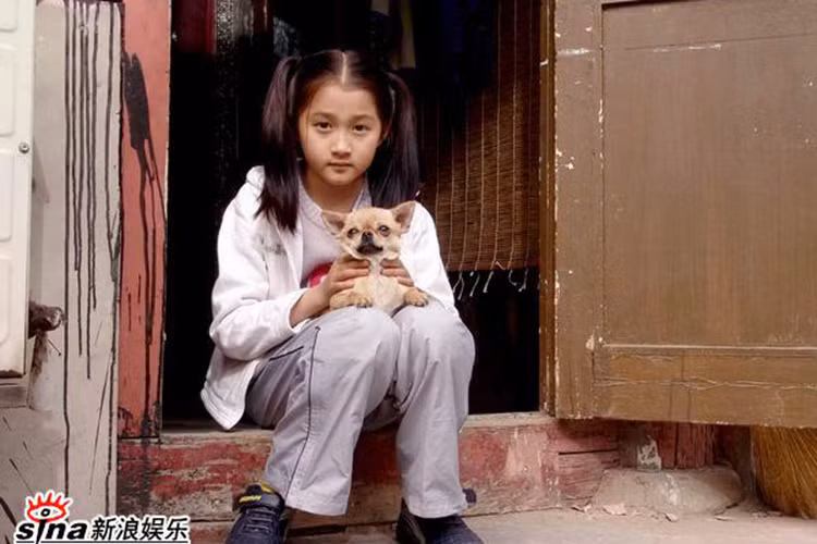 Từ nhỏ, Quan Hiểu Đồng đã được bố mẹ cho học múa và đàn piano. Năm 4 tuổi, cô bắt đầu đóng phim. Ảnh: Sina