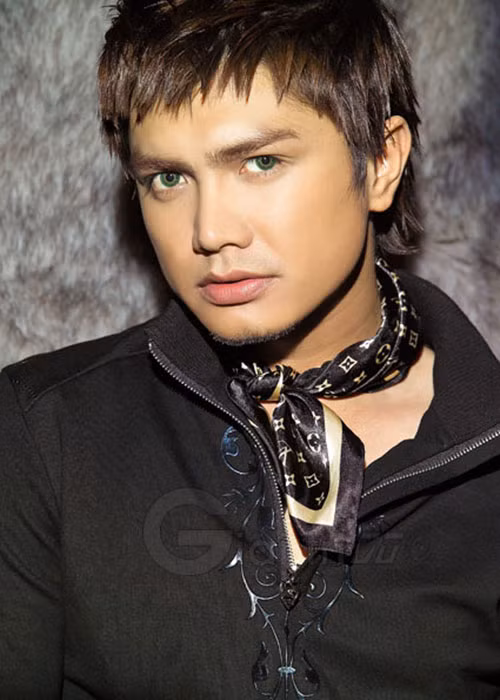 Hoàng Thanh sinh năm 1977 tại Rạch Giá, Kiên Giang. Anh từng là ca sĩ khá có tiếng ở Việt Nam. Một số sản phẩm âm nhạc của Hoàng Thanh gồm có: “Quán khuya”, “Tâm hồn xao động”, “Hối hận muộn màng”...Ảnh: VTC