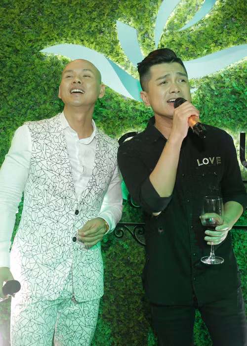 Những năm gần đây, Hoàng Thanh thỉnh thoảng về Việt Nam để thăm người thân và gặp gỡ bạn bè trong giới showbiz. Trong ảnh, nam ca sĩ xuất hiện tại buổi khai trương cửa hàng của Phan Đinh Tùng. Ảnh: Vietnamnet