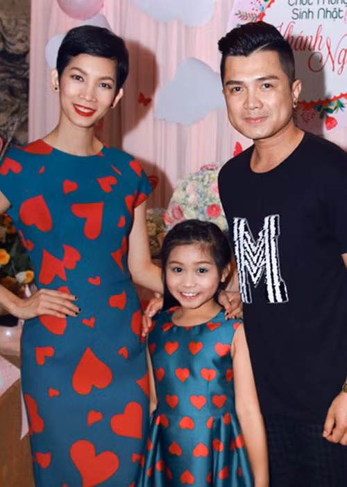 Sau khi chia tay Hoàng Thanh, Xuân Lan kết hôn vào năm 2009 với phó đạo diễn Nguyễn Thành Nam. Tuy nhiên, cô hiện một mình nuôi con gái và vẫn không tiết lộ danh tính bố của bé. Năm 2016, Xuân Lan bất ngờ hội ngộ Hoàng Thanh tại tiệc sinh nhật của con gái nuôi. Ảnh: Khám phá