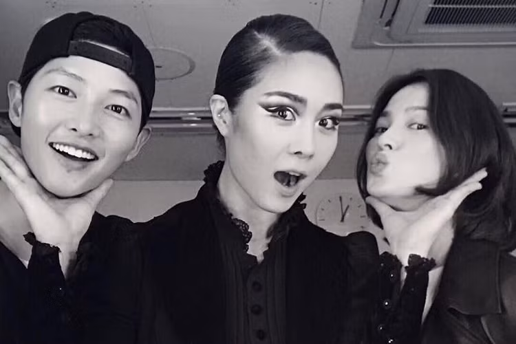 Nữ ca sĩ Ock Joo Hyun chắc chắn là khách mời đám cưới cặp đôi quyền lực. Được biết, cô sẽ hát tặng cô dâu chú rể trong ngày trọng đại. Ảnh: Allkpop