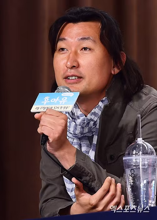 Fans đoán rằng Song Joong Ki sẽ gửi thiệp cưới đến 4 đạo diễn của phim “Hậu duệ mặt trời”: Lee Eung Bok, Baek Sang Hoon (ảnh), Yoo Young Eun và Kim Hyung Joon. Ảnh: Hancinema