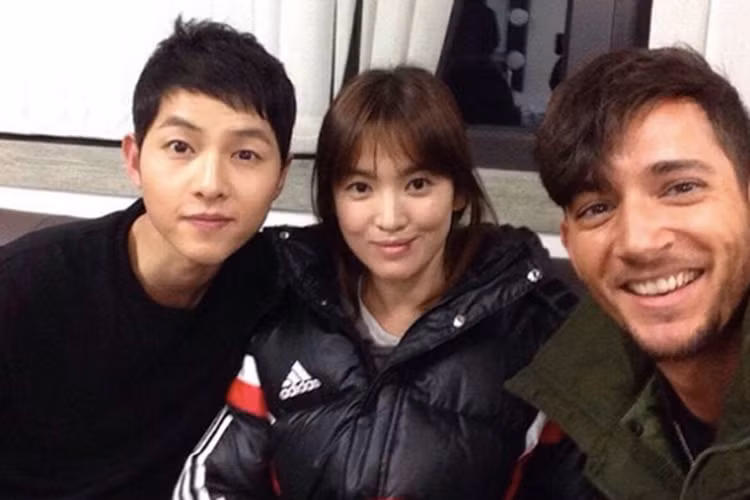 David McInnis - nam diễn viên đóng phim “Hậu duệ mặt trời” chia sẻ anh đã nhận được thiệp cưới của Song Joong Ki và Song Hye Kyo. Ảnh: Allkpop