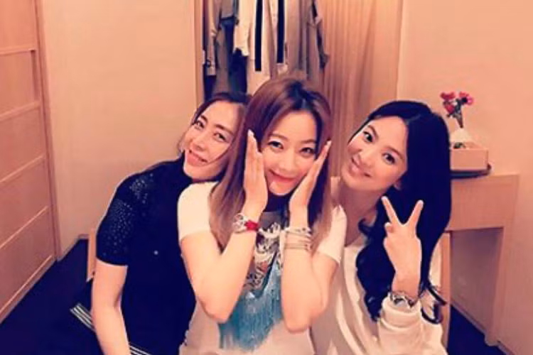 Song Hye Kyo chơi thân với 2 nữ diễn viên Kim Hee Sun và Song Yoon Ah. Nhiều người cho rằng Song Hye Kyo sẽ mời 2 đàn chị này đến dự đám cưới. Ảnh: Allkpop